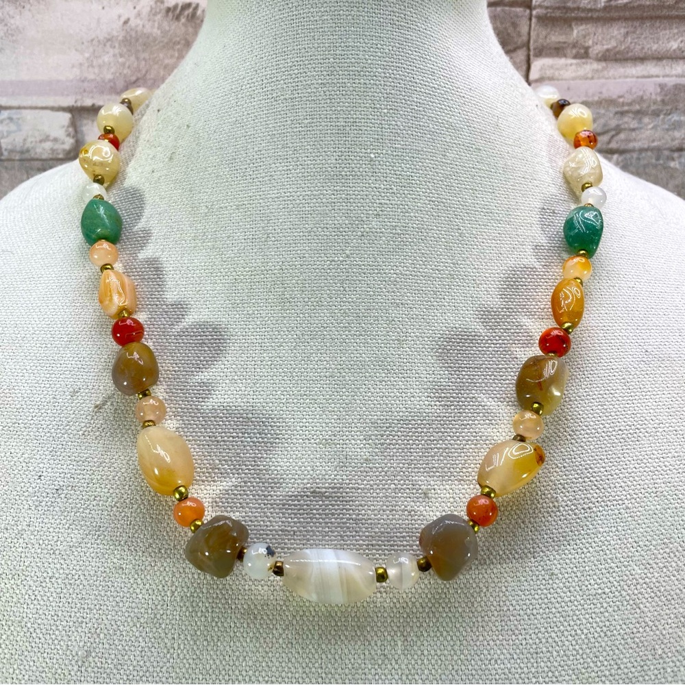 Beautiful Unsigned Vintage Agate and Aventurine Gold Tone Barrel Clasp Necklace